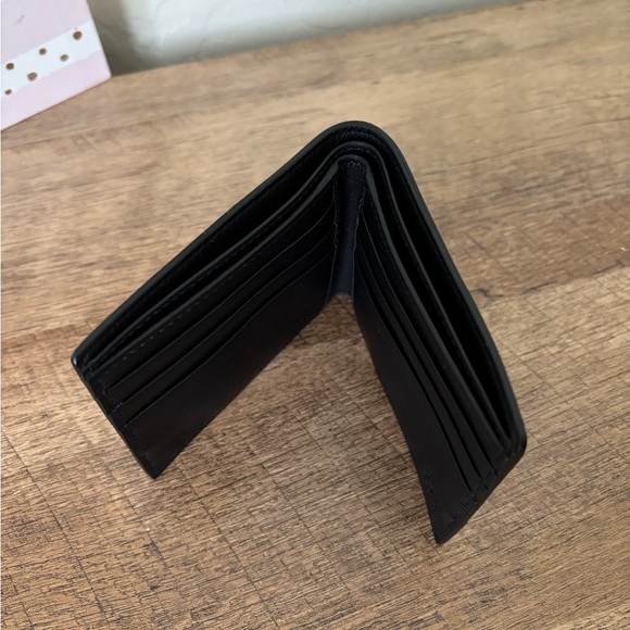 GUCCI Men’s Bi-fold Black Leather Wallet with Croc Embossed Accent - Picture 6 of 10